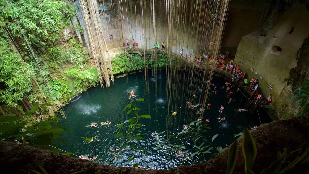 Cenote Ikkil durante la excursión