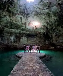 Plataforma de piedra iluminada por el haz de luz solar natural