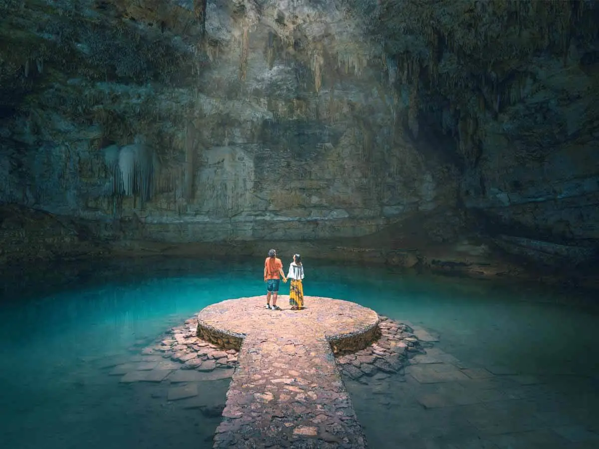 Plataforma de piedra iluminada por el haz de luz solar natural