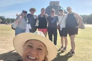 Tonatzin, guia certificada por el INAH, explicando la historia maya