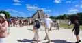 Miniatura Caminando en el gran juego de pelota hacia la piramide en el horizonte