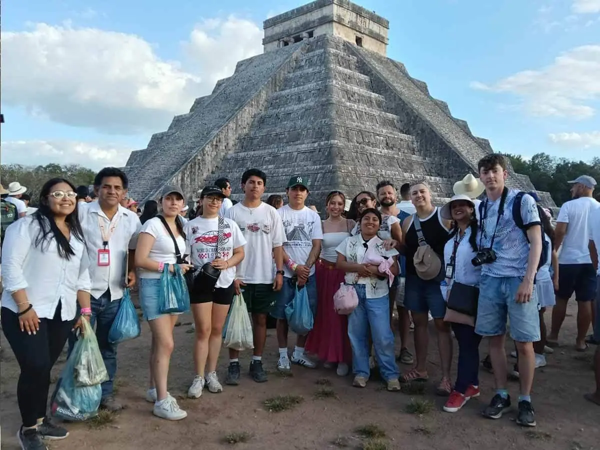 Visitantes enfrente de la piramide de kukulkan