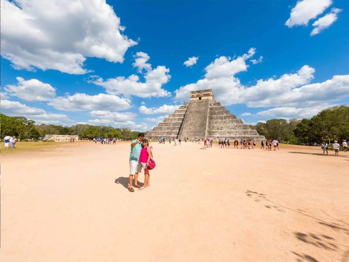 Visitantes enfrente de la piramide de kukulkan