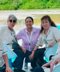 Guía Liliana acompañada con clientes en una excursión