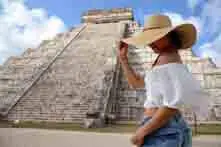 Turista enfrente de la piramide de kukulkan