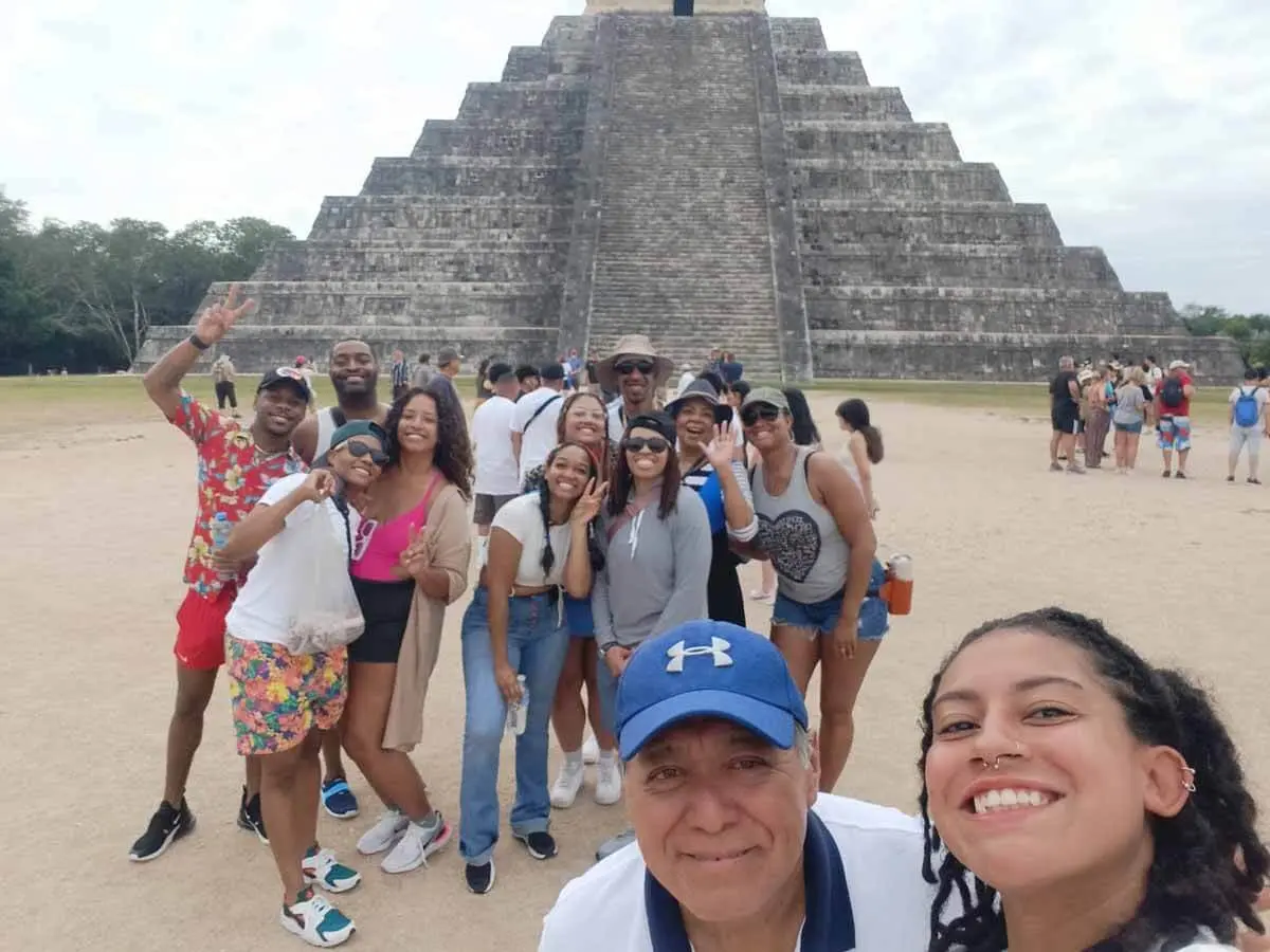 ASntonio Guía especialista en la civilización maya