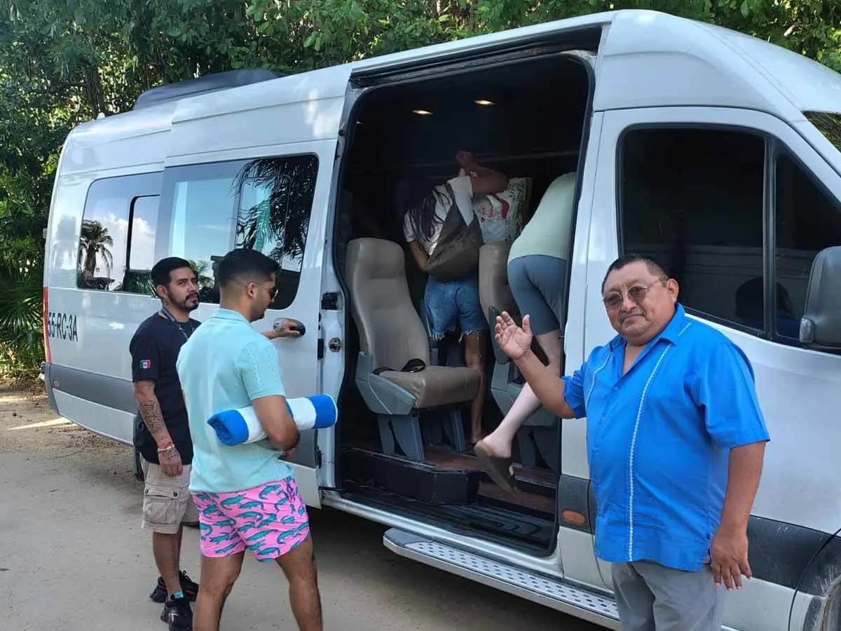 Joaquin dando bienvenida a los clientes